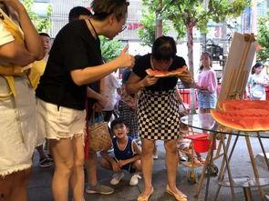 商场扫地阿姨吃瓜