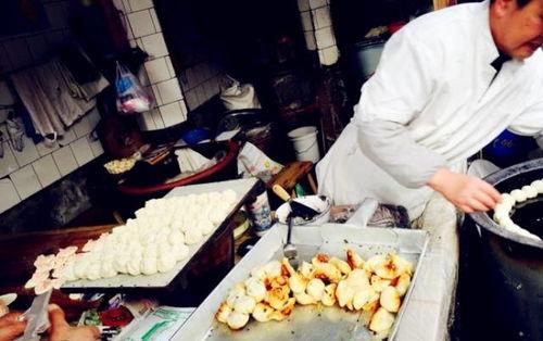 上海早餐店吃瓜视频,一网打尽沪上街头美食风情